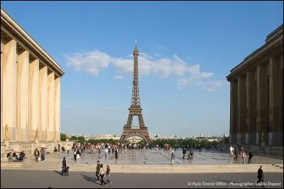 Comment s'appelle cette place ornée en son centre d'une statue équestre du maréchal Foch et d'un monument à la gloire de l'armée française ?