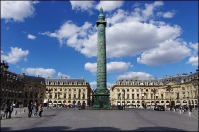 Comment se nomme cette place avec sa colonne commémorant la bataille d'Austerliz ?