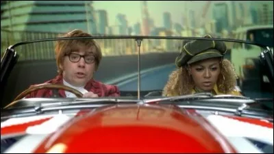 Quelle voiture (peinte aux couleurs du drapeau britannique) conduit Austin Powers dans "Gold Member" ?