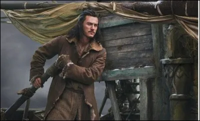 Quel archer achève Smaug avec une flèche noire ?