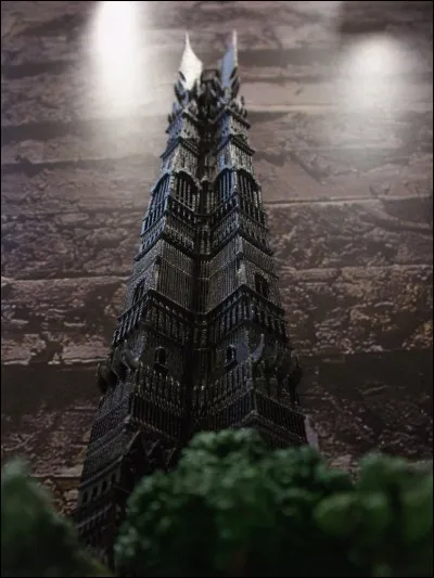 Quel est le nom de la tour de Saroumane le Multicolore ?