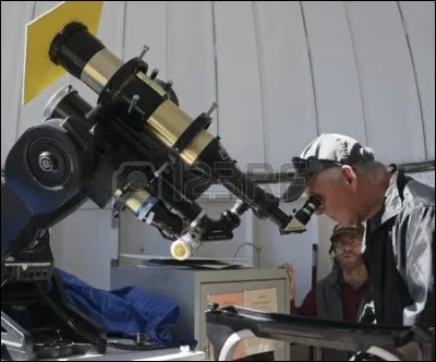 Décédé le 6 janvier 2018 à l'âge de 68 ans, il était un des deux découvreurs de la célèbre comète Hale-Bopp ; aussi connu pour son investissement dans la vulgarisation de l'astronomie, il s'agit de :