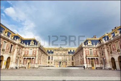 Quelle est cette série télévisée diffusée sur Canal+, dont l'intrigue se déroule sous le règne de Louis XIV ?