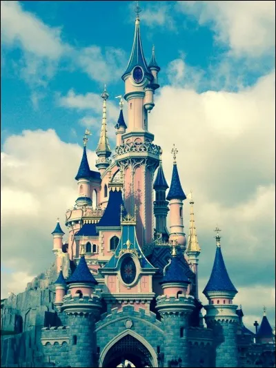 À Disneyland, à qui est ce château que l'on peut apercevoir ?