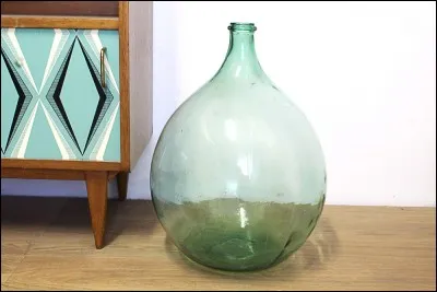 Comment appelle-t-on cette grosse bouteille de grès ou de verre contenant du vin ou de l'huile ?