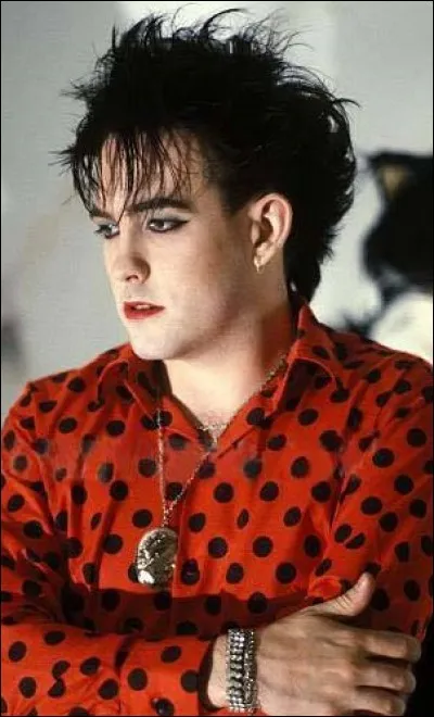 Dans quelle vidéo apparaît-il ainsi habillé?