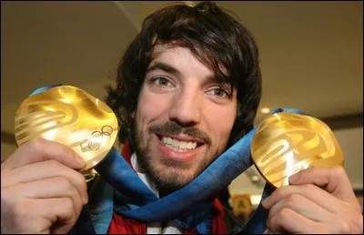 Quatre m&eacute;dailles olympiques dont 3 d'or : 2 de suite &agrave; Vancouver, n'ont &eacute;t&eacute; des &eacute;preuves s&eacute;par&eacute;es que de 30 minutes.&Agrave; date, il compile 32 m&eacute;dailles internationales, dont 9 d'or. Il a &eacute;t&eacute; 2 fois Champion du Monde sur 500m, une fois sur 1000m et une fois sur 1500m.Parions que ce n'est pas fini ...