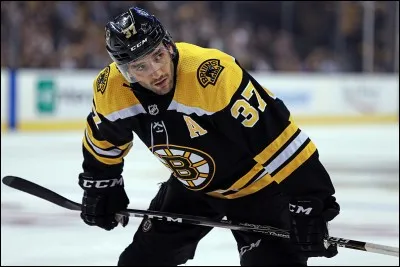 C'est un joueur classique des Bruins de Boston. C'est un vrai dur et il s'est relev&eacute; d'une s&eacute;v&egrave;re commotion. C'est le meilleur avant d&eacute;fensif de toute la LNH. ayant gagn&eacute; le Troph&eacute;e Frank Selke &agrave; 4 reprises !2 fois m&eacute;daill&eacute; d'or olympique en 2010 et 2014, Coupe Stanley 2011.