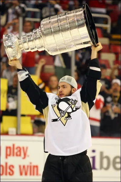 D&eacute;fenseur avec les Pingouins de Pittsburg, il contribue aussi &agrave; la relance avec un total, en carri&egrave;re, de 414 points en 651 parties.Il a d&eacute;j&agrave; gagn&eacute; 2 fois la Coupe Stanley en 2008-09 et 2015-16 et a particip&eacute; 2 fois au Match des &Eacute;toiles.