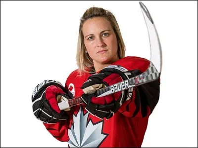 Capitaine de l'&eacute;quipe canadienne de hockey f&eacute;minin pour 2018 ! C'est un vraie leader. En 2010, pour gagner l'or contre les USA, elle a inscrit les deux seuls buts de son &eacute;quipe.Puis &agrave; Sotchi, elle a marqu&eacute; le filet &eacute;galisateur et le gagnant en prolongation.Chez les Femmes, le Canada contre les USA aux olympiques, &agrave; ne pas manquer !