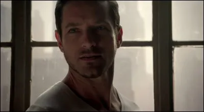 Dans la saison 4, à combien s'élève la somme volée dans le coffre de Peter Hale ?