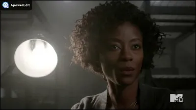 Dans la saison 6B, qui revient chasser les loups-garous et aide Monroe ?