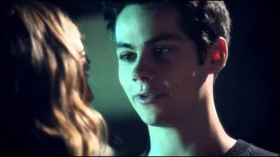 Dans la saison 3A, comment s'appelle l'amie d'enfance de Stiles ?
