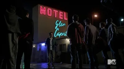 Dans la saison 3A, avec quoi Boyd essaye-t-il de se noyer au motel ?