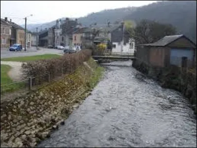 Nous sommes maintenant dans le Grand-Est, aux Hautes-Rivières. Commune à la frontière avec la Belgique, elle se situe dans le département ...