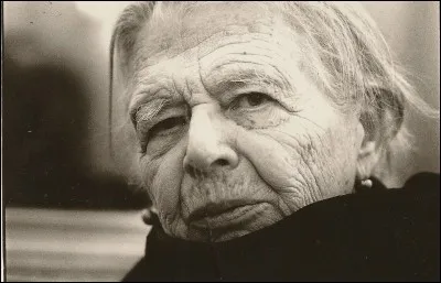 En quelle année Marguerite Yourcenar rentre-t-elle à l'Académie française ?