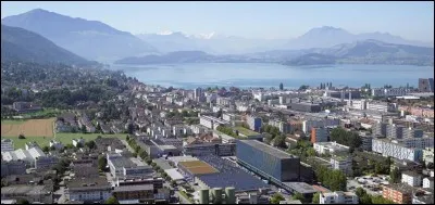 Où peut-on admirer la ville de Zoug (Europe centrale) ?