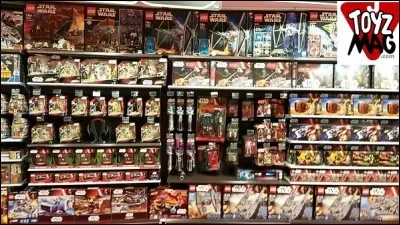 Vous êtes au centre commercial pour faire vos courses. Vous passez devant le rayon jouets Star Wars.