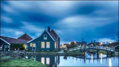 Zaanstand est une grande ville de quel pays europ&eacute;en ?