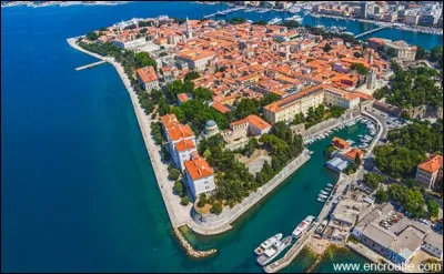 Dans quel pays balkanique se trouve la ville de Zadar ?