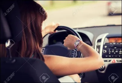 Tu roules dans le centre ville, lorsqu'un enfant s'engage sur le passage piéton en même temps que toi. Que fais-tu ?