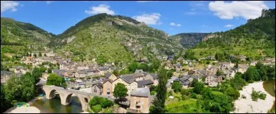 Avec 76 309 habitants en 2015, la Lozère est le département français le moins peuplé.