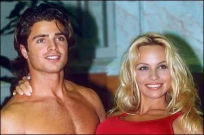 Dans la série télévisée "Alerte à Malibu", David Charvet incarnait le fils de Mitch Buchannon.