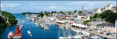 Dans quel département se trouve la ville de Douarnenez ?
