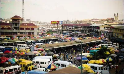 Kumasi est une ville située au :