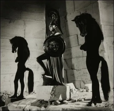 Quel est le surnom guerrier de la déesse Athéna ?