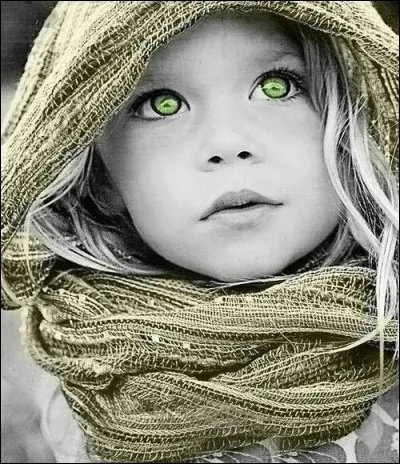 Petit garçon orphelin, il est élevé par la veuve Mac'Miche :