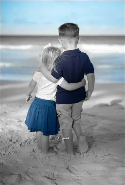 Il chantait "Chez nous, c'était pas la misère, l'été on allait voir la mer" :