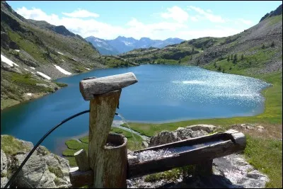 Avec une surface de 82 100 km², quelle est la plus grande étendue d'eau douce au monde ?