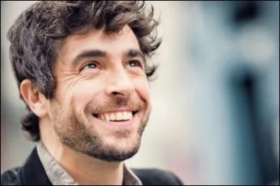 Dans cette s&eacute;rie Agustin Galiana a quel lien de sang avec Lucie Lucas ?