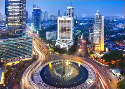 Où se trouve Jakarta, capitale de l'Indonésie et métropole de plus de dix millions d'habitants ?