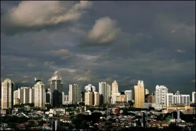 Parmi ces trois capitales d'Asie, laquelle est la plus proche de l'équateur ?