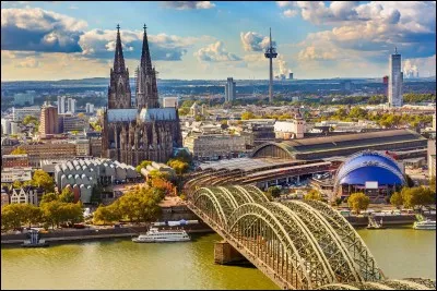 Cologne est une ville âgée de 2 000 ans. Où se situe-t-elle ?