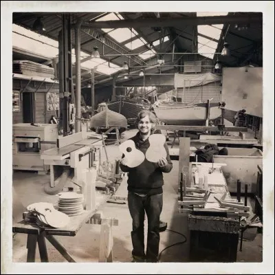 Le luthier fabrique des instruments à cordes.