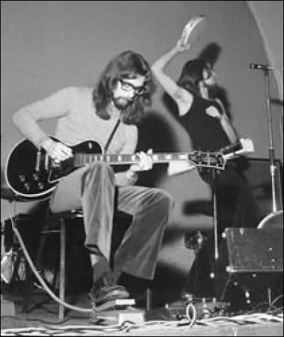 En quelle ann&eacute;e Steve Hackett a-t-il quitt&eacute; le groupe ?