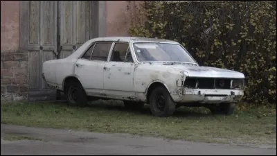 Cette auto encore sauvable, quelle est sa marque et son modèle ?