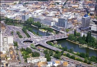 Sarrebruck est la capitale du Land frontalier de la Sarre Cochez le pays de cette ville !