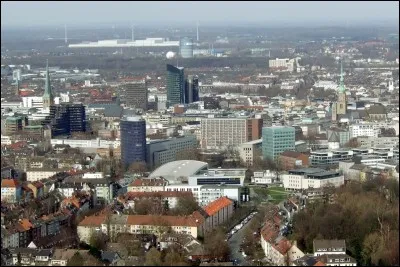 Dortmund est connue pour le stade Westfalenstadion, fief de l'&eacute;quipe de football Borussia. Trouvez le pays !