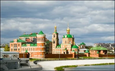 Ainsi, il a pens&eacute; &agrave; se diriger vers sa ville natale depuis l'oc&eacute;an Pacifique, mais la nuit tombe de justesse quand il est arriv&eacute; &agrave; la ville sib&eacute;rienne de Yoshkar Ola, de quel pays s'agit-il?