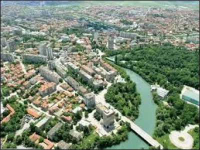 Apr&egrave;s il a choisi la ville de Yambol qui se trouve dans un des pays des Balkans, lequel ?