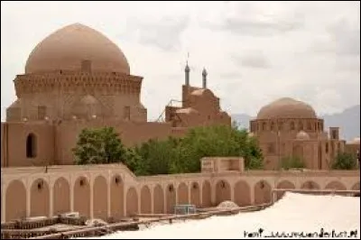 Apr&egrave;s, il a connu un ami qui voulait apprendre la culture islamique dans la Medrasa de la ville de Yazd, o&ugrave; peut-on la trouver ?