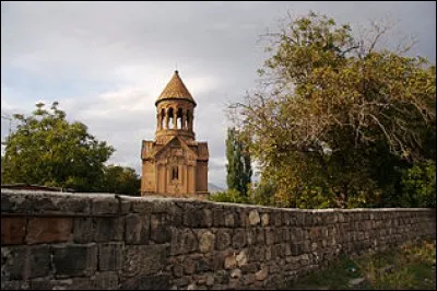 Avec cette neige qui tombait, il a pens&eacute; aller faire du ski au Yaghvard, qui se trouve dans un pays du Caucase, lequel ?