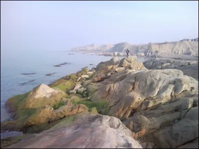 Mais il a &eacute;t&eacute; m&eacute;content, il a d&eacute;cid&eacute; de visiter la ville de Yevlax qui l'attire par son nom assez marrant, dans quel pays se situe-t-elle ?