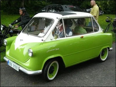 Quelle est cette voiture populaire dont la marque est plus connue pour ses motos que pour cette mini-voiture ?