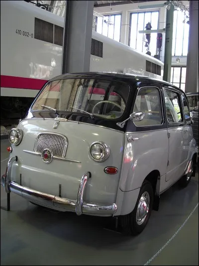 Quelle est cette voiture de 1956, un des premiers monospaces ?