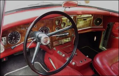 On n'est pas obligé d'y laisser la vie, mais un il, ça ne coûte rien ! Que voit-on derrière le volant ?